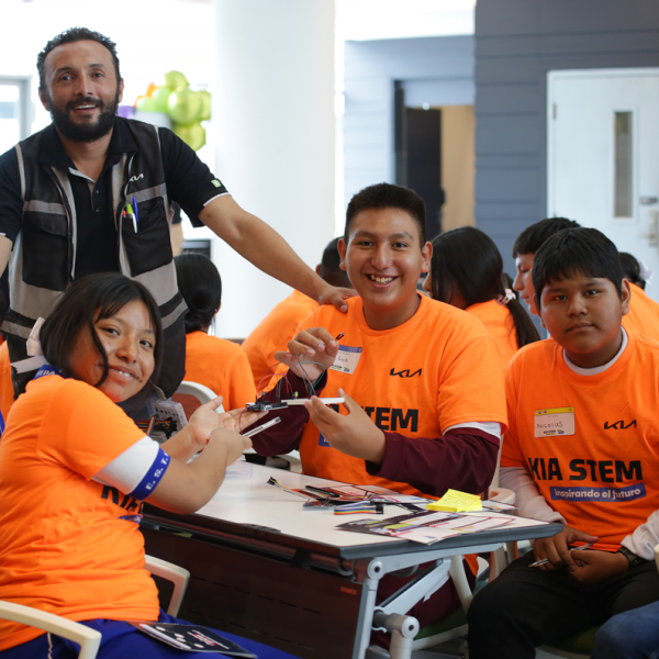 Kia México cierra la edición 2025 de su programa Kia STEM
