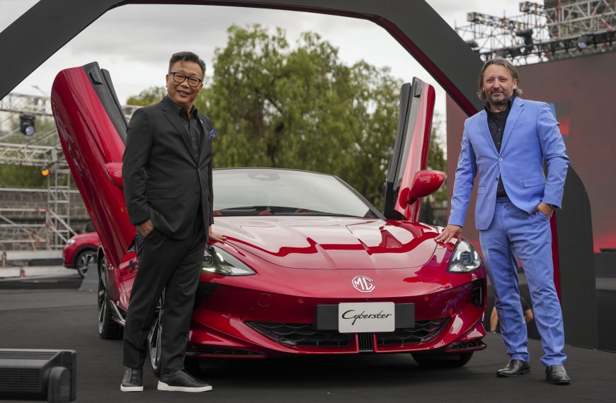 MG México pisa el acelerador con un SUV y un roadster