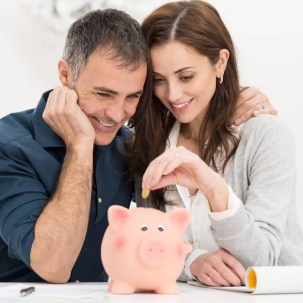Así debes organizar el dinero al vivir juntos